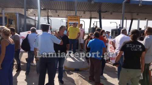 Καμένα Βούρλα: Έκλεισαν πάλι την Εθνική οι κάτοικοι – Ένταση στα διόδια [εικόνες-βίντεο]