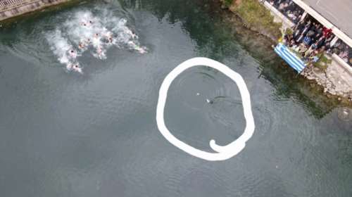 Επικό σκηνικό στην Κρήτη: Μια χήνα πρόλαβε τους ανθρώπους που έπεσαν για τον σταυρό στον Ζαρό [εικόνες]