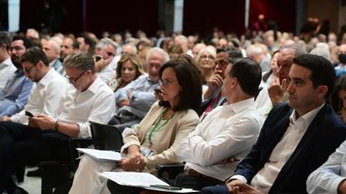 Γκρίνιες στο ΠΑΣΟΚ: Η απουσία Ανδρουλάκη από την κηδεία Σαββόπουλου και το αυτογκόλ με τον "φιλομητσοτακικό" διευθυντή