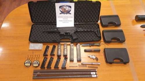 Έφερνε όπλα με courier μέσω Τσεχίας και Σλοβακίας: Σύλληψη Έλληνα στην Καλλιθέα [εικόνες]