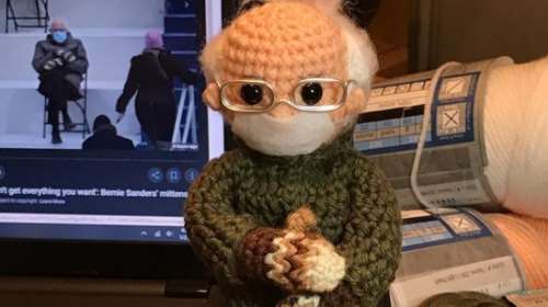 Viral ο Μπέρνι Σάντερς: Έγινε ακόμη και πλεχτό κουκλάκι - Τα γάντια που έκλεψαν την παράσταση [εικόνες-βίντεο]