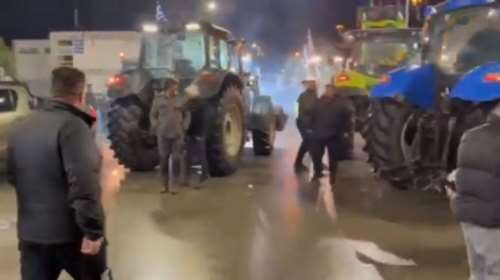 Αλεξανδρούπολη: Αγρότες με δεκάδες τρακτέρ έξω από το αεροδρόμιο - &quot;Να μην έρθει ο Μητσοτάκης&quot; [βίντεο]