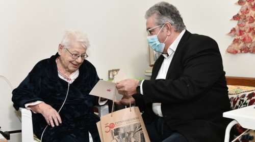 Η συγκλονιστική συνάντηση Κουτσούμπα με την επιζήσασα του Άουσβιτς Βάσω Σταματίου στο γηροκομείο [εικόνες]