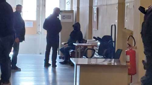 Ηράκλειο: Καμουφλαρισμένος στον ανακριτή ο μαστροπός λυράρης – Πανό και οργισμένα συνθήματα έξω από τα δικαστήρια