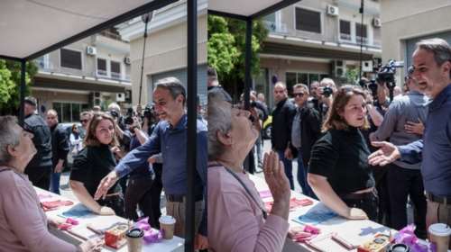 Επεισόδιο στο περίπτερο του ΜέΡΑ25 με Μητσοτάκη- &quot;Δεν χαιρετάτε εσείς;- Να μας κοπεί το χέρι- Είστε υπόδειγμα ευγένειας&quot;