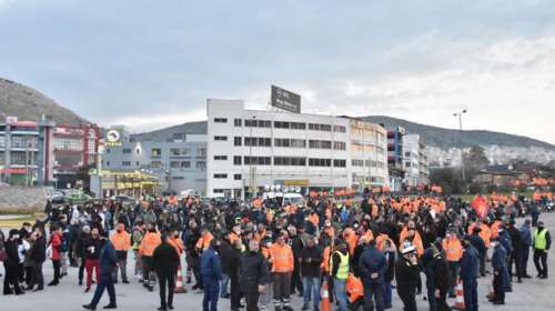 Απεργία στο λιμάνι του Πειραιά: Γιατί σταματούν να δουλεύουν οι εργαζόμενοι στους προβλήτες της Cosco