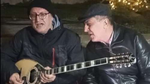 Το έριξε στο τραγούδι ο Κουρέτας: &quot;Ερμήνευσε&quot; στο μπλόκο των αγροτών στη Νίκαια το &quot;Άνοιξε γιατί δεν αντέχω&quot;