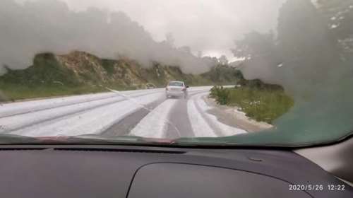 Απίστευτες εικόνες στη Χαλκιδική: Άσπρισε ο δρόμος από το χαλάζι [βίντεο]