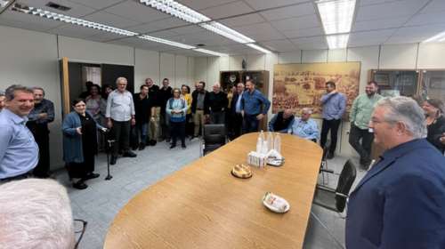 Κεράκια στον Περισσό: Η έκπληξη των στελεχών του ΚΚΕ στην Αλέκα Παπαρήγα για τα 80α γενέθλιά της