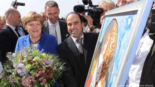 Spiegel: Αλέξης, ο μεγαλύτερος οπαδός της Μέρκελ - Ο Ελληνας εστιάτορας στη Γερμανία που της έστησε άγαλμα