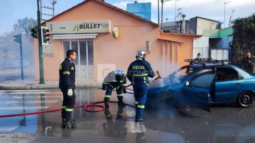 Βόλος: Αμάξι έπιασε φωτιά εν κινήσει - Σώος ο οδηγός που το εγκατέλειψε έντρομος [εικόνες]