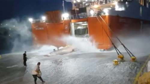 Μάχη με τα κύματα- Το πλοίο &quot;Διονύσιος Σολωμός&quot; προσπαθεί να δέσει στη Σίκινο