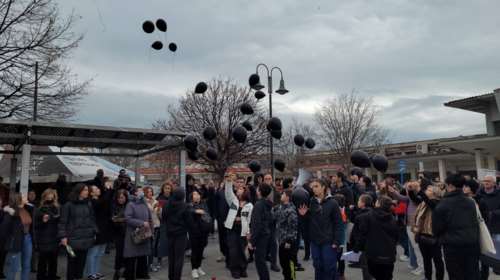 Τέμπη: Χιλιάδες Λαρισαίοι στους δρόμους - Μαύρα μπαλόνια στον ουρανό για τους 57 αδικοχαμένους επιβάτες [εικόνες - βίντεο]