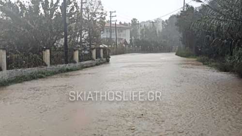 &quot;Βούλιαξε&quot; η Σκιάθος από την κακοκαιρία - Ποτάμια οι δρόμοι [Βίντεο]