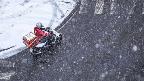 Έβγαλαν διανομέα μέσα στον χιονιά: Μου έλεγαν "δουλειά σου είναι"