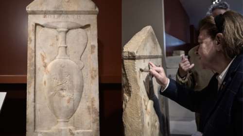 Στην θέση της η επιτύμβια στήλη του Επικράτη από τη Μ.Βρετανία- Θα την έβγαζαν σε δημοπρασία και την εντόπισαν ως &quot;ύποπτη&quot;