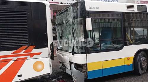 Θεσσαλονίκη: Σύγκρουση λεωφορείων με δύο τραυματίες [Εικόνες - Βίντεο]
