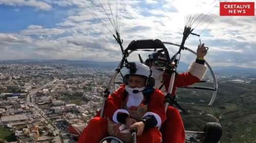 Κρήτη: Ο Άγιος Βασίλης πέταξε τα δώρα του με αλεξίπτωτο πλαγιάς [βίντεο]