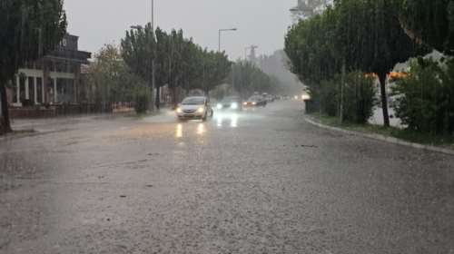 Κακοκαιρία: Ποτάμια οι δρόμοι στα Τρίκαλα, ζημιές από το χαλάζι σε καλλιέργειες στη Λάρισα [εικόνες-βίντεο]