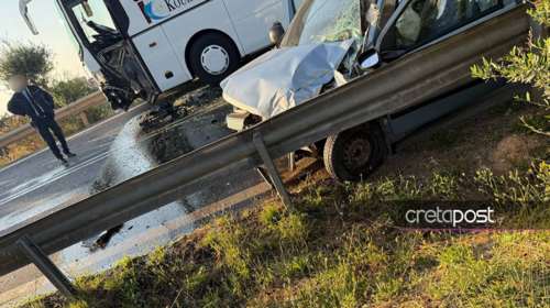 Κρήτη: Τουριστικό λεωφορείο συγκρούστηκε με ΙΧ [εικόνες]