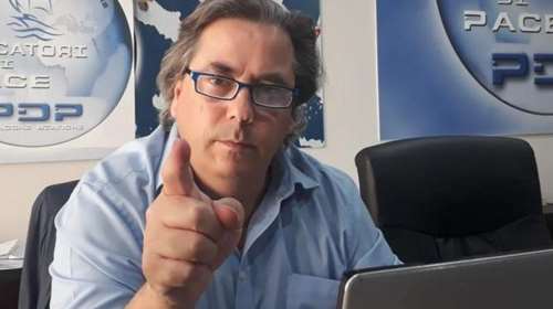 Ιταλία: Τα γύρισε ο αρχηγός των αντιεμβολιαστών - Κόλλησε κορονοϊό και ζήτησε να εμβολιαστεί