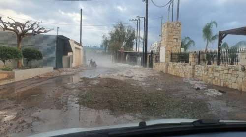 Ηράκλειο Κρήτης: Χείμαρρος δίπλα σε σχολεία - Κατέβασε νερό, λάσπες και πέτρες