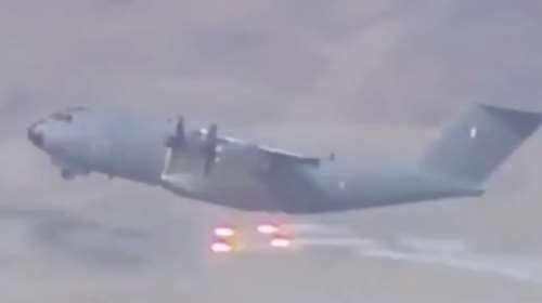 Αφγανιστάν: Στρατιωτικό αεροπλάνο πετάει &quot;φωτοβολίδες&quot; για να αποκρούσει τυχόν επίθεση Ταλιμπάν στην Καμπούλ