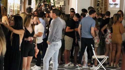 &quot;Κόκκινα&quot; νησιά: 3 στα 4 κρούσματα σχετίζονται με κορονοπάρτι - Μεγάλη πληγή το ξεφάντωμα σε βίλες