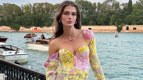 Η Αμαλία Κωστοπούλου φωτογραφίζει τον μικρό Παναγιώτη Αντώνιο στις διακοπές τους στην Πάτμο