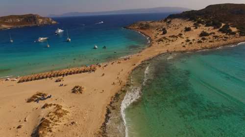 Το γραφικό ελληνικό νησί που εξυμνούν οι λάτρεις της φύσης - Το απέραντο γαλάζιο που σε ταξιδεύει