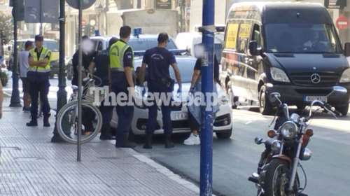 Βόλος: Άγριο ξύλο μεταξύ ζευγαριού – Έσπασαν τζαμαρία, επενέβη η αστυνομία [εικόνες]