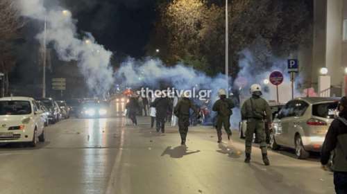 Θεσσαλονίκη: Νέα επεισόδια έξω από το ΑΠΘ μεταξύ κουκουλοφόρων και ΜΑΤ - Χημικά και μολότοφ