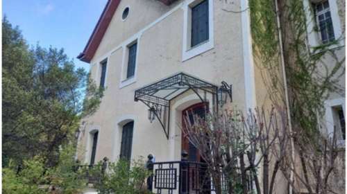 Στο σφυρί η μυθική βίλα του Ανδρέα Βγενόπουλου στην Εκάλη - Με πύργο 16 μέτρων [εικόνες]