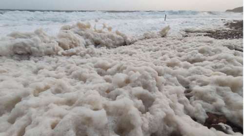 Εντυπωσιακές εικόνες από παραλία στα Χανιά: Άφρισε η θάλασσα μετά την κακοκαιρία