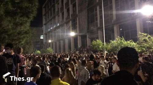 Θεσσαλονίκη: Εκατοντάδες άτομα στο κορονο-πάρτι του ΑΠΘ - Συνωστισμός και στο Ηράκλειο Κρήτης [Εικόνες]