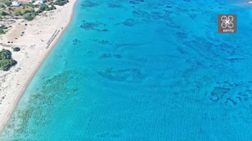 Η παραλία της Ελλάδας με νερά πισίνας που μοιάζει βγαλμένη από την Καραϊβική