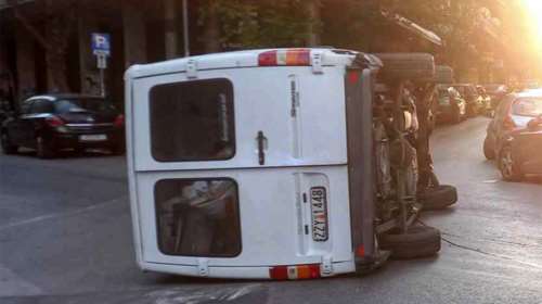Τροχαίο στην Πατησίων: Φορτηγάκι αναποδογύρισε μετά από σύγκρουση με αυτοκίνητο