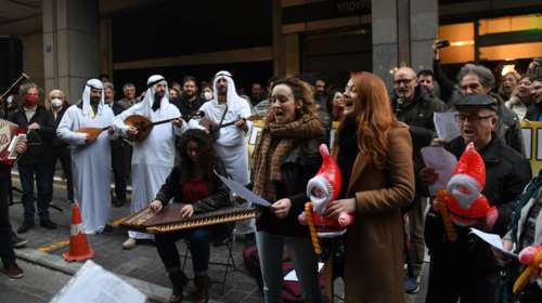 &quot;Από το Κατάρ μας ήρθανε σεΐχηδες με φόρα, 6 χιλιάδες οι νεκροί, κι η Εύα μες στα δώρα&quot;: Τα κάλαντα του ΠΑΜΕ στο ΥΠΟΙΚ [βίντεο]