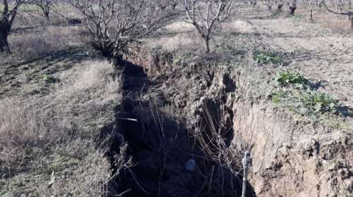 &quot;Ανοιξε&quot; η γη στο Καλοχώρι Τεμπών λόγω της κακοκαιρίας &quot;Διομήδης&quot;