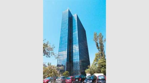 Πλειστηριασμοί: Στο σφυρί ιδιοκτησίες του Μπάμπη Βωβού στον εμβληματικό γυάλινο πύργο Atrina της Κηφισίας