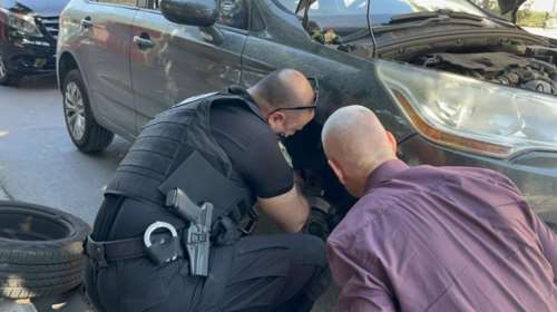 Η Ομάδα Ζ διέσωσε εγκλωβισμένο γατάκι πάνω από τη ρόδα αυτοκινήτου ενός δημοσιογράφου της ΕΡΤ