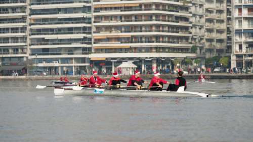 Θεσσαλονίκη: 80 Αγιοβασίληδες κάνουν... κωπηλασία στον Θερμαϊκό [εικόνες]