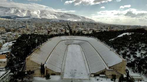 Eντυπωσιακές φωτογραφίες του δημοσιογράφου Μανώλη Σαλούρου από τη χιονισμένη Αθήνα της κακοκαιρίας &quot;Ελπίς&quot;