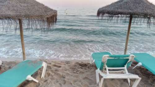 Θεσσαλονίκη: Η μάχη της ξαπλώστρας - Χαμός στις κρατήσεις για τα beach bar της Επανομής