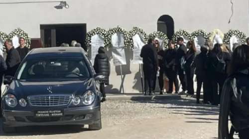 Λάρισα: Θρήνος στο τελευταίο αντίο για την 49χρονη που σκοτώθηκε στον φούρνο - Πιάστηκε το φουλάρι στο μηχάνημα