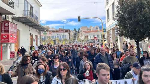 &quot;Στέρεψαν τα δάκρυα και έγιναν οργή&quot;: Πλήθος κόσμου στην Λαμία διαδήλωσε για τα θύματα της τραγωδίας στα Τέμπη