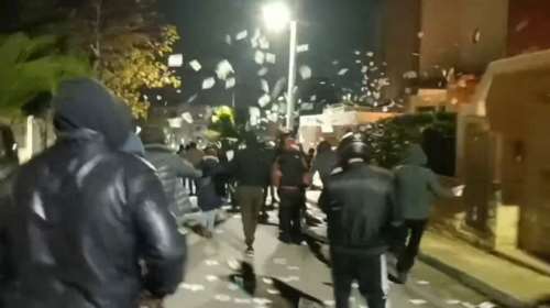 Άλιμος: Τρικάκια και συνθήματα από τον Ρουβίκωνα στο σπίτι του ιδιοκτήτη εταιρείας διοργάνωσης συναυλιών