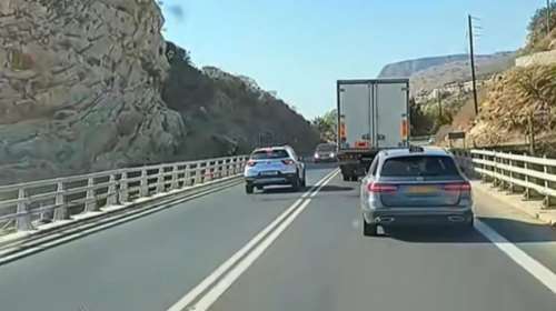 &quot;Χάρος&quot; στον ΒΟΑΚ: Η στιγμή που οδηγός κάνει τριπλή προσπέραση σε διαχωριστική γραμμή [βίντεο]