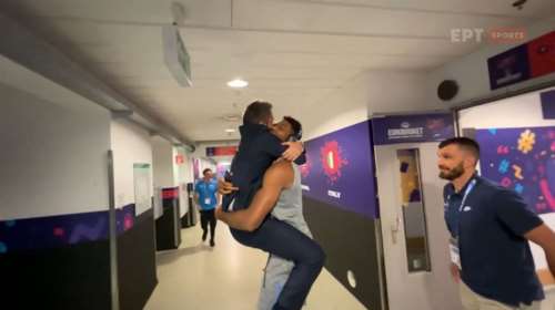 Αντετοκούνμπο: Ο προπονητής της Ιταλίας ζήτησε συγγνώμη από τον Γιάννη γιατί &quot;σάλταρε&quot; στην αγκαλιά του [Βίντεο]