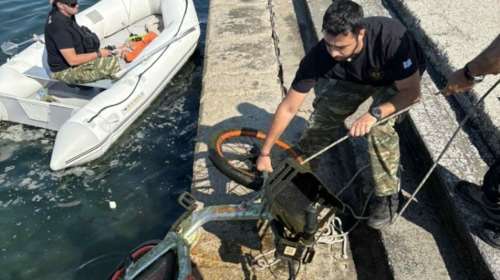 Θεσσαλονίκη: Δύτες &quot;ψάρεψαν&quot; πατίνια, λάστιχα, ποδήλατα και μηχανές από τον Θερμαϊκό [εικόνες]
